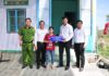 Các đơn vị trao biểu trưng công trình cho gia đình chị Phương