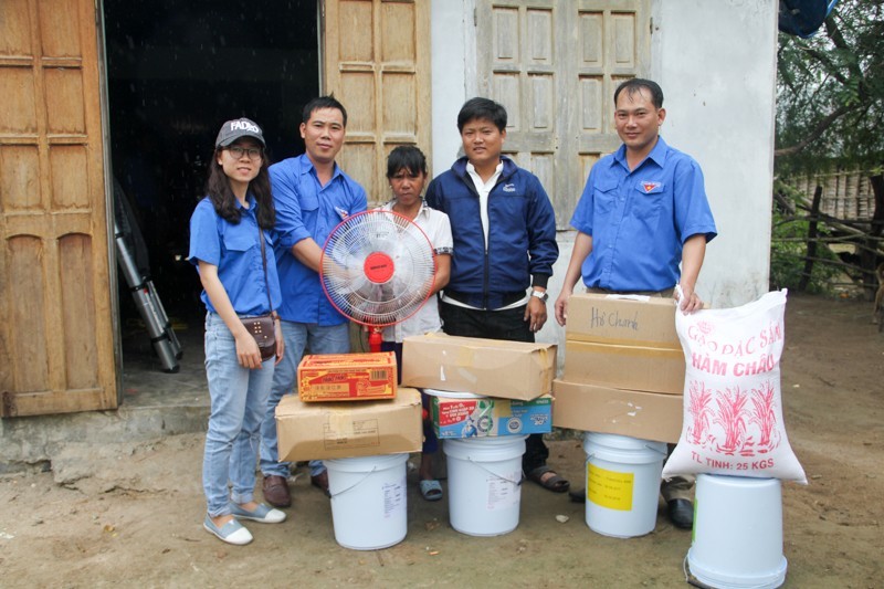 Trao quà và lắp hệ thống điện cho gia đình chị Hồ Chanh