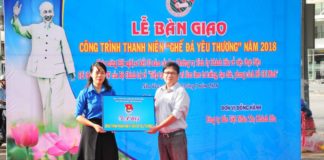 Đoàn Khối các cơ quan tỉnh bàn giao biểu trưng công trình cho Công ty Cổ phần Môi trường đô thị Nha Trang