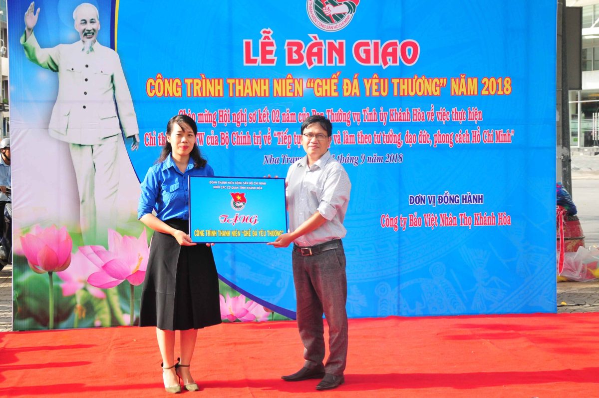 Đoàn Khối các cơ quan tỉnh bàn giao biểu trưng công trình cho Công ty Cổ phần Môi trường đô thị Nha Trang