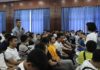 Sinh viên đặt câu hỏi với ban tổ chức chương trình.