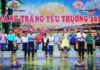 Đồng chí Nguyễn Tấn Tuân trao quà trung thu cho các thiếu nhi