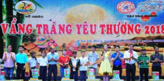 Đồng chí Nguyễn Tấn Tuân trao quà trung thu cho các thiếu nhi