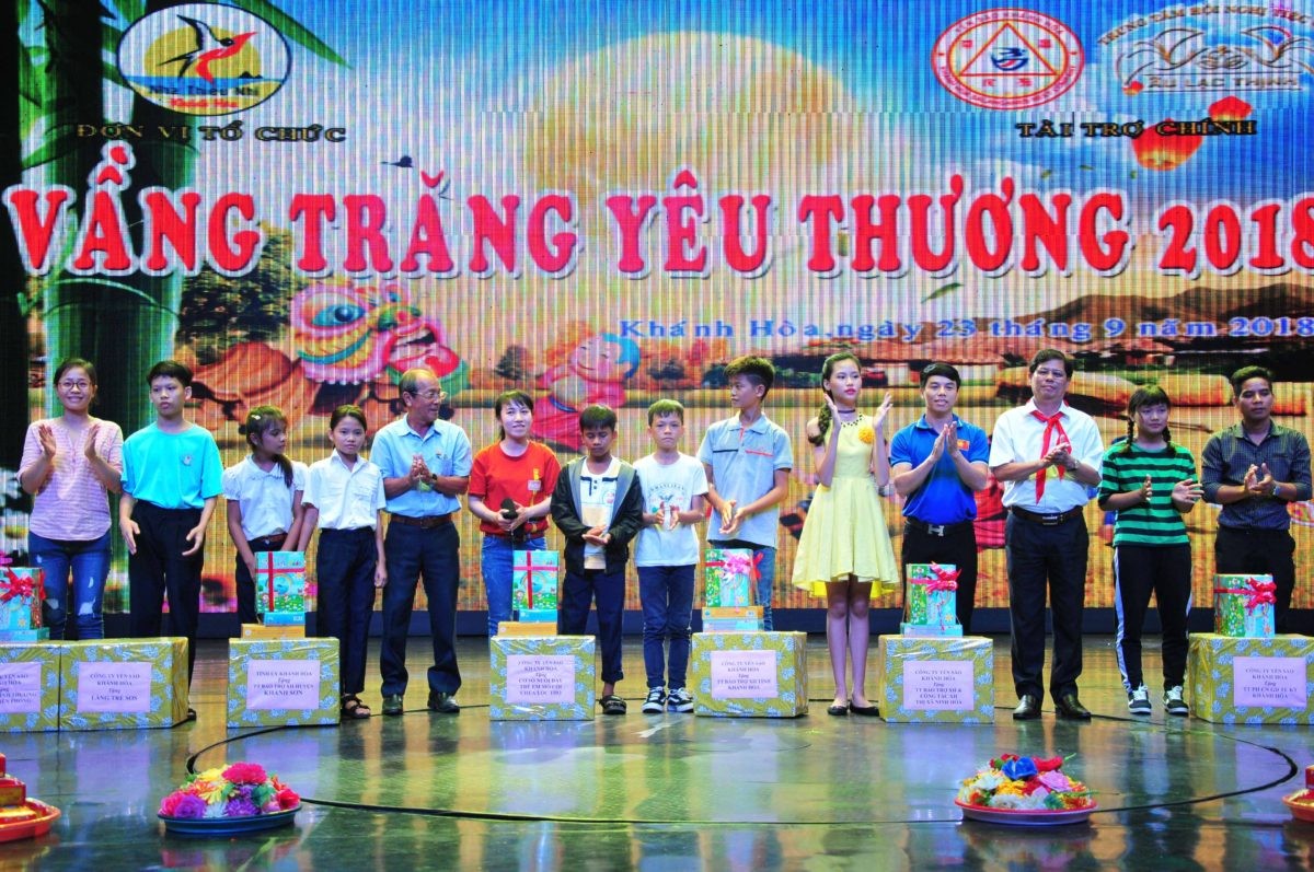 Đồng chí Nguyễn Tấn Tuân trao quà trung thu cho các thiếu nhi