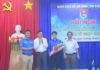 Các đồng chí lãnh đạo tặng hoa chúc mừng đồng chí Bùi Hoài Nam được bầu giữ chức vụ Bí thư Tỉnh đoàn.