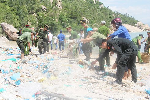 Đoàn Thanh niên Công an tỉnh tham gia dọn vệ sinh, rác thải  ven biển Bãi Ngang, thôn Bình Lập, xã Cam Lập.