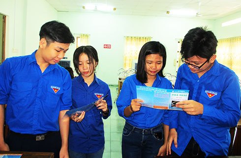 Các đoàn viên phường Phương Sài tìm hiểu về các biện pháp tránh thai trên tờ rơi.