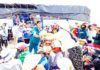 Anh Nguyễn Văn Ly trao quà cứu trợ cho người dân bị thiệt hại do cơn bão số 12.