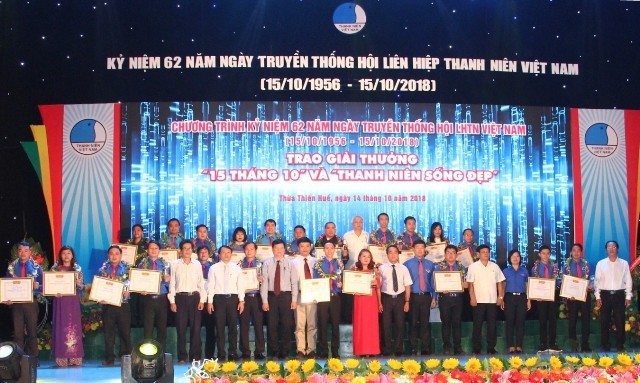 Các đại biểu và cá nhân nhận giải thưởng “15 tháng 10” - Ảnh: Bảo Linh