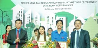 Đồng chí Lê Quốc Phong - Ủy viên dự khuyết BCH Trung ương Đảng, Bí thư thứ nhất Trung ương Đoàn TNCS Hồ Chí Minh và ông Gérald Darmanin - Bộ trưởng Bộ Hành động và Ngân sách công, Cộng hòa Pháp trao giải Nhất cho các tác giả