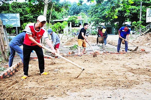 Sinh viên Trường Cao đẳng Sư phạm Trung ương Nha Trang tham gia chiến dịch Mùa hè xanh tại huyện Khánh Vĩnh.