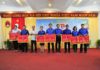 Đ/c Phan Hồng Thái - Phó Bí thư Thường trực Đảng ủy Khối các cơ quan tỉnh và đ/c Trương Tấn Hùng - Phó Bí thư Tỉnh đoàn trao cờ cho các đơn vị Vững mạnh xuất sắc toàn diện dẫn đầu cụm thi đua