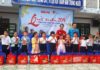 Trao quà cho các em học sinh xã Phước Đồng (Tp. Nha Trang).