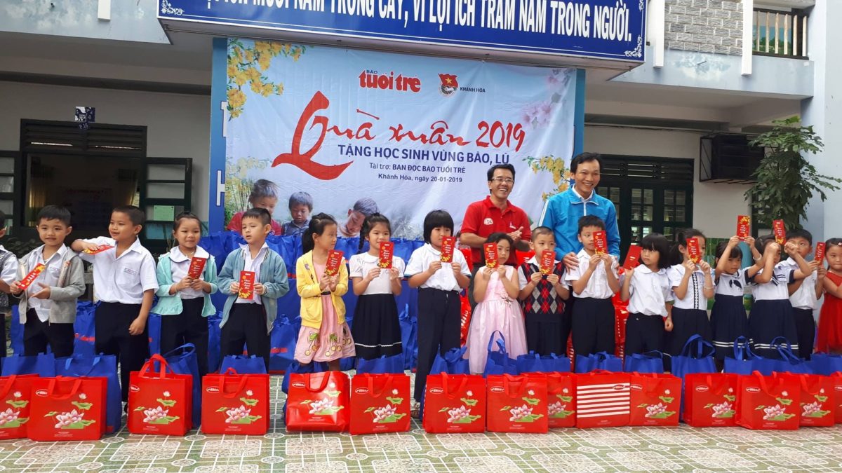 Trao quà cho các em học sinh xã Phước Đồng (Tp. Nha Trang).