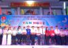 Đồng chí Nguyễn Thanh Hà - Thị ủy viên, Phó Chủ tịch UBND thị xã, đồng chí Nguyễn Trung Hiếu – Phó Bí thư Thường trực Thị Đoàn Ninh Hòa trao học bổng thắp sáng ước mơ cho học sinh vượt khó học tốt.