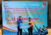 Ông Thiều Châu Toàn - Bí thư Đoàn Thanh niên PC Khánh Hòa trao biển công trình cho Huyện Đoàn Khánh Sơn tại lễ khánh thành