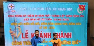 Ông Thiều Châu Toàn - Bí thư Đoàn Thanh niên PC Khánh Hòa trao biển công trình cho Huyện Đoàn Khánh Sơn tại lễ khánh thành