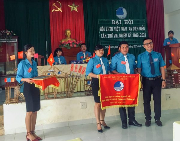 Anh Nguyễn Khắc Duy - Ủy viên Ban Thư ký Ủy ban Hội LHTN Việt Nam tỉnh Khánh Hòa trao tặng Cờ