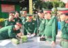 Ban giám khảo chấm điểm sản phẩm của các đội thi.
