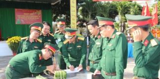 Ban giám khảo chấm điểm sản phẩm của các đội thi.
