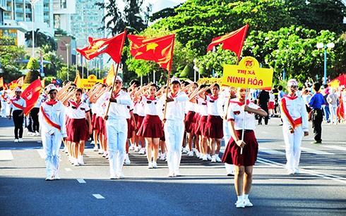 Thiếu nhi thị xã Ninh Hòa tham gia duyệt đội, diễu hành nghi thức đội.
