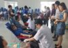Mọi người tham gia hiến máu nhân đạo