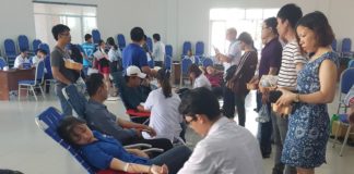 Mọi người tham gia hiến máu nhân đạo