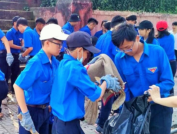 Học sinh lao động dọn dẹp vệ sinh tại Thành cổ Diên Khánh.