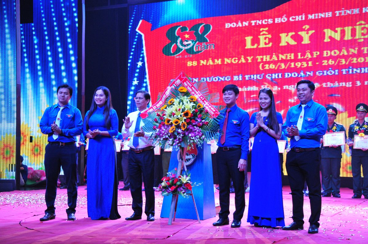BTV Tỉnh ủy trao tặng hoa chúc mừng cho BTV Tỉnh đoàn Khánh Hòa
