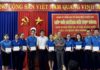 Đ/c Phan Hồng Thái - Phó Bí thư Thường trực Đảng ủy Khối trao giấy chứng nhận cho các học viên xuất sắc.