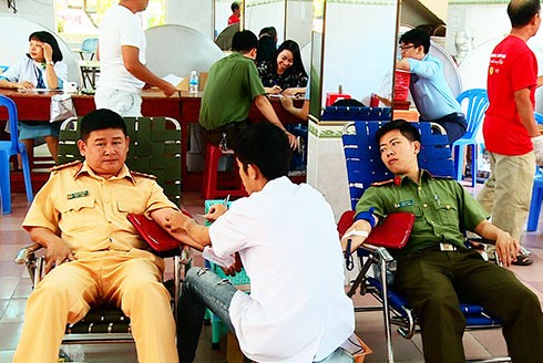 Đoàn viên, thanh niên Công an tỉnh tham gia ngày hội hiến máu tình nguyện.