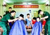  Đoàn viên, thanh niên Đồn Biên phòng Cầu Bóng cắt tóc cho trẻ em trên địa bàn.