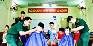  Đoàn viên, thanh niên Đồn Biên phòng Cầu Bóng cắt tóc cho trẻ em trên địa bàn.