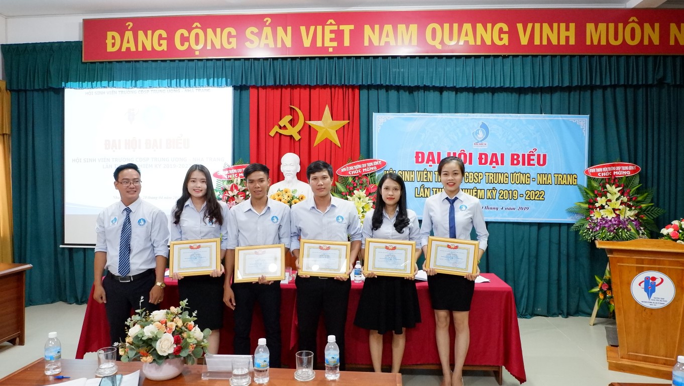 Đ/c Thái Văn Tài chủ tịch Hội sinh viên Khóa III tặng giấy khen cho các đồng chí đạt thành tích xuất sắc trong phong trào sinh viên