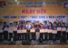 Trao tặng bằng khen cho các em học sinh dược tuyên dương