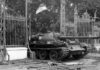 Xe tăng quân Giải phóng tiến vào chiếm Dinh Độc Lập ngày 30/4/1975. (Ảnh: Trần Mai Hưởng/TTXVN)