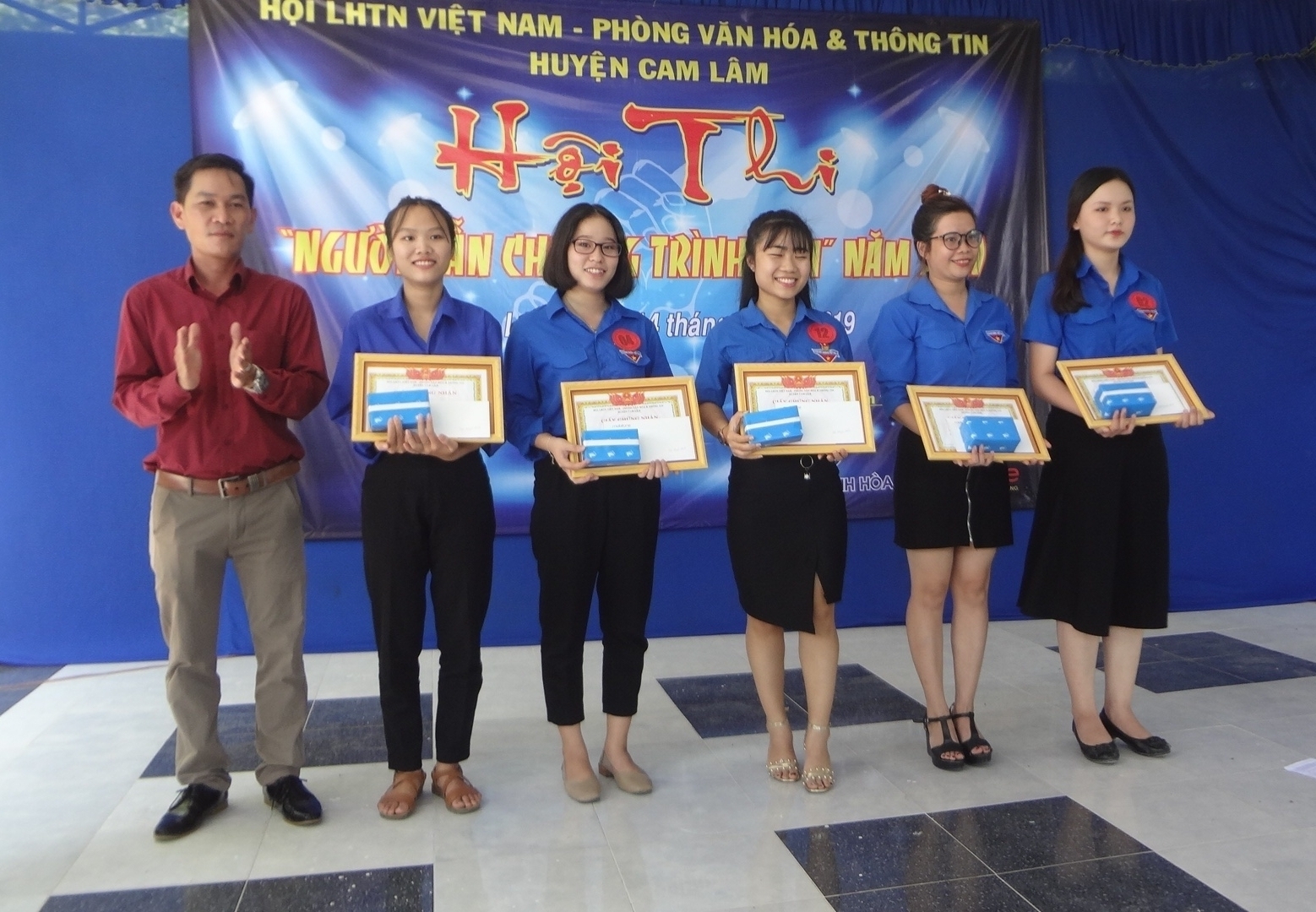 Anh Nguyễn Đức Sơn - Phó Chủ tịch Hội LHTN Việt Nam huyện Cam Lâm trao giải khuyến khích cho các thí sinh