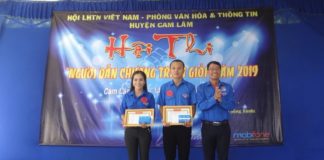 Anh Lê Thanh Văn – Phó Chủ tịch Hội LHTN Việt Nam huyện trao giải 3 cho các thí sinh.