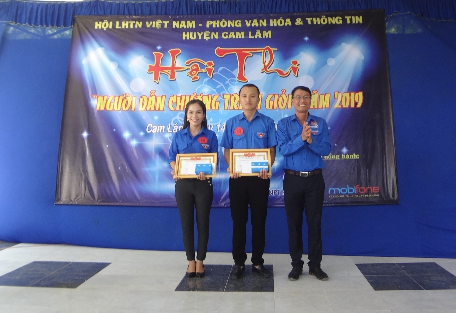 Anh Lê Thanh Văn – Phó Chủ tịch Hội LHTN Việt Nam huyện trao giải 3 cho các thí sinh.
