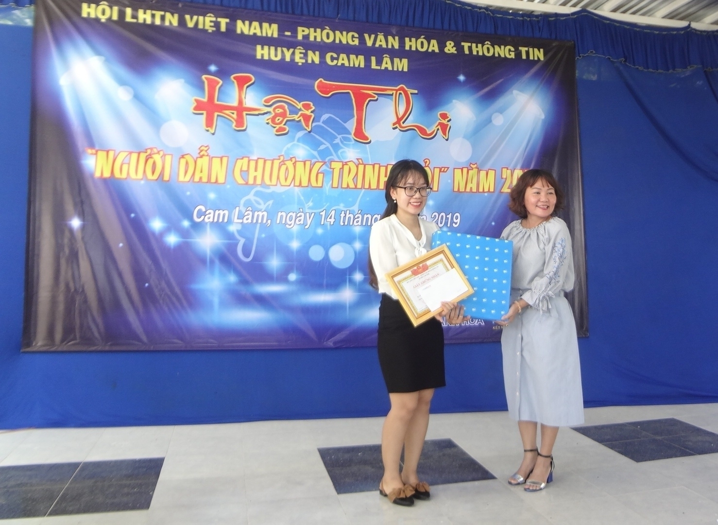 Bà Mai Thị Thu Trang – Trưởng Phòng Văn hóa & Thông tin huyện trao giải nhì cho thí sinh.