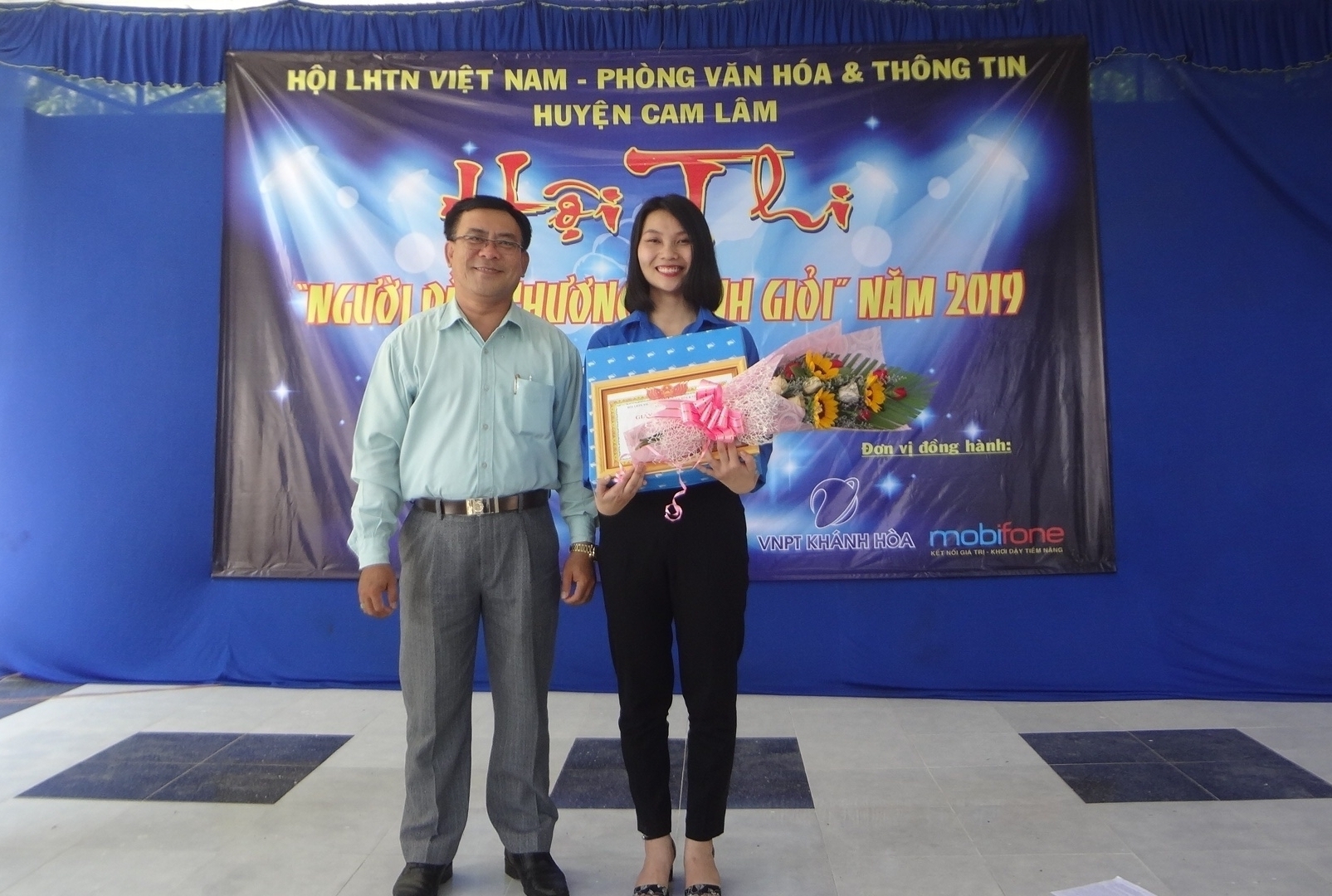 Ông Phan Đình Phùng – Trưởng Ban Tuyên giáo Huyện ủy – Giám đốc Trung tâm Bồi dưỡng chính trị huyện trao giải nhất cho thí sinh.