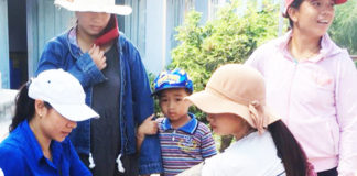 Hội Thầy thuốc trẻ tỉnh phối hợp với Hội Liên hiệp Thanh niên Việt Nam tỉnh khám bệnh cho người dân xã Vạn Thạnh.