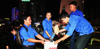 Các đoàn viên, thanh niên nhặt rác ở khu vực sân khấu sau các đêm hội.
