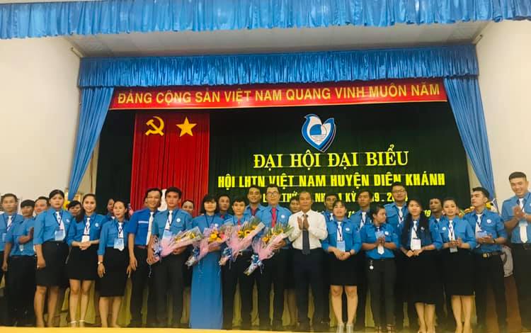 Lãnh đạo Tỉnh đoàn, huyện Diên Khánh tặng hoa chúc mừng Uỷ ban Hội LHTN Việt Nam huyện Diên Khánh khoá VII.
