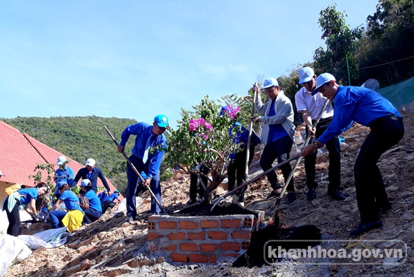 Lãnh đạo, đoàn viên, thanh niên Công ty Yến sào Khánh Hòa ra quân trồng cây xanh tại đảo Đông Tằm.