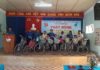 Lãnh đạo Tỉnh Đoàn, Lãnh đạo xã Ninh Tân trao xe đạp cho học sinh