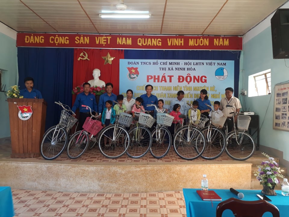 Lãnh đạo Tỉnh Đoàn, Lãnh đạo xã Ninh Tân trao xe đạp cho học sinh