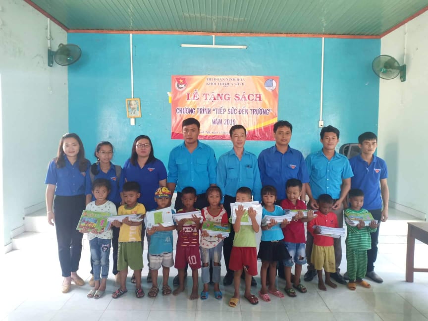 Đoàn các xã khối III trao 21 bộ sách giáo khoa lớp 1 cho học sinh thôn Sông Búng, xã Ninh Tây.