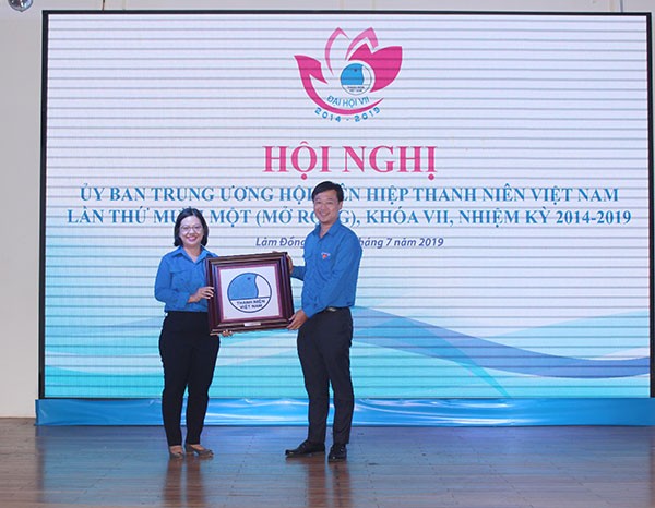 Anh Lê Quốc Phong, Bí thư thứ nhất Trung ương Đoàn, Chủ tịch Trung ương Hội LHTN Việt Nam tặng quà chị Nguyễn Thị Thu Vân.