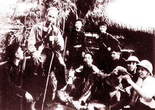 Chủ tịch Hồ Chí Minh cùng các đồng chí bảo vệ